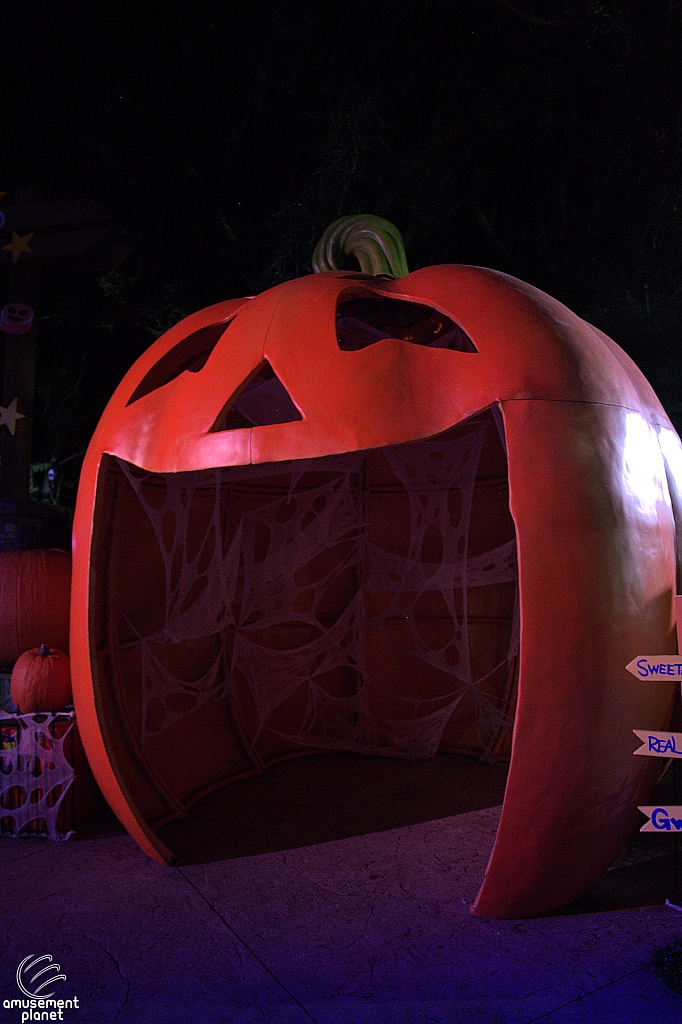 Howl-O-Scream 2025