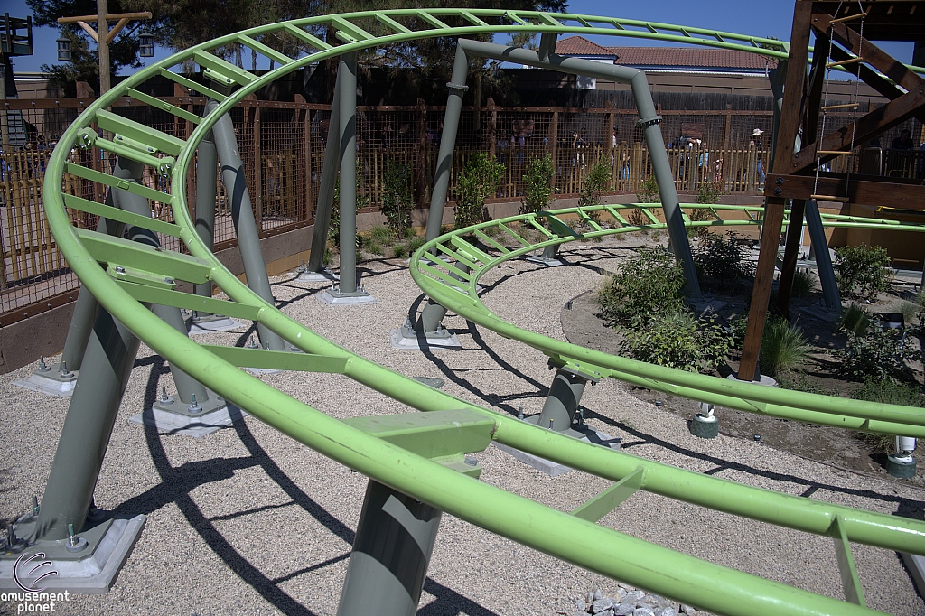 Snoopy’s Tenderpaw Twister Coaster