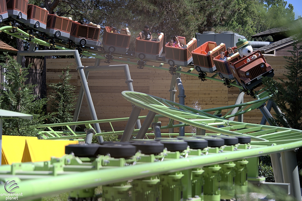 Snoopy’s Tenderpaw Twister Coaster