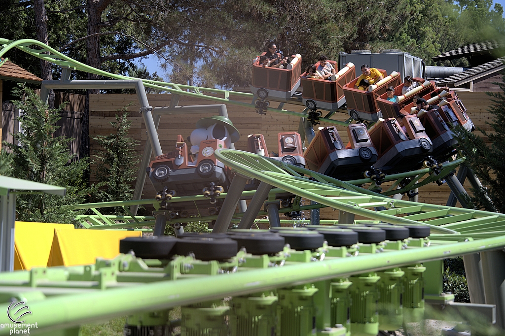 Snoopy’s Tenderpaw Twister Coaster