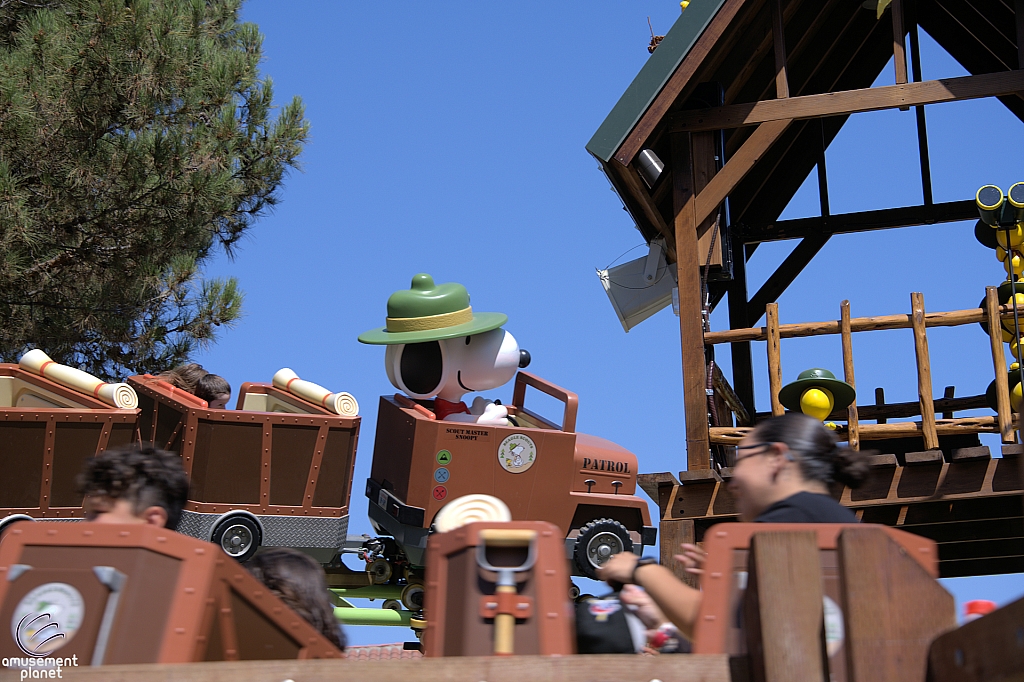Snoopy’s Tenderpaw Twister Coaster