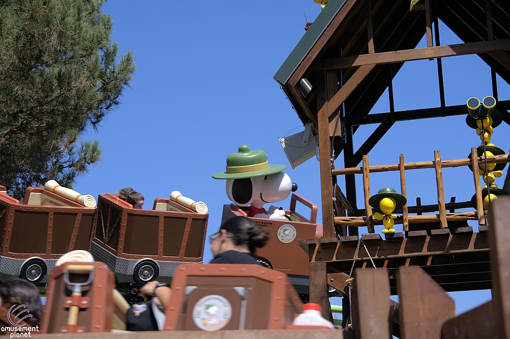 Snoopy’s Tenderpaw Twister Coaster