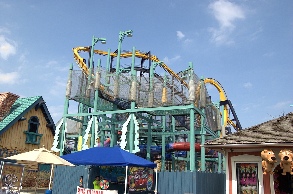 Looney Tunes Lodge Foam Ball Factory